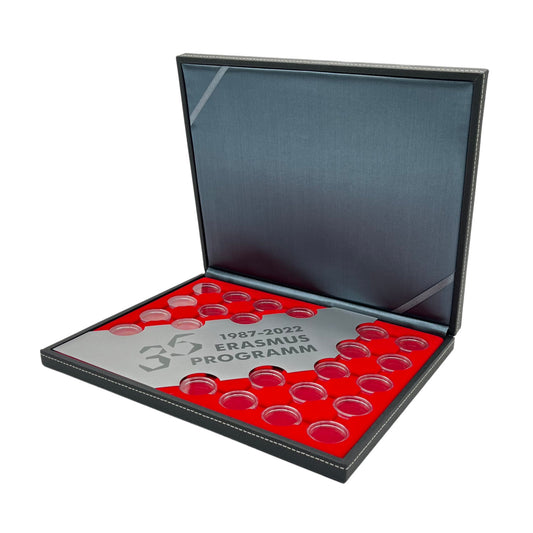 Münzkassette mit hellroter Einlage für einen Komplettsatz der 2 Euro Münzen aus dem "35 Jahre Erasmus Programm" inklusive Münzkapseln